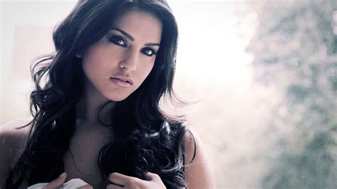 Sunny Leone (@sunnyleone) .